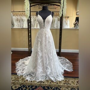 Madi Lane Wedding gown - size 4